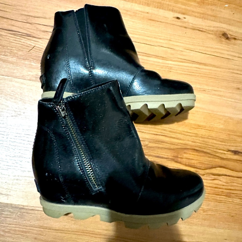 Sorel patent leather Joan of arctic wedge zip 2 sz 4 shiney kids boot